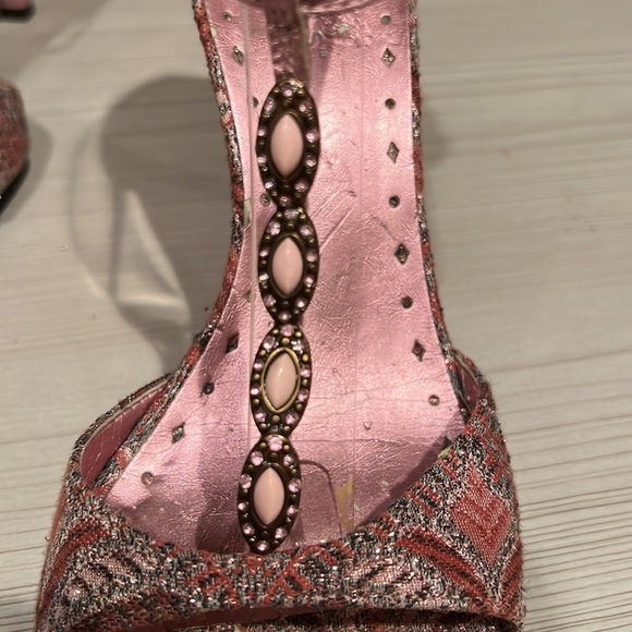 BCBG lWoman’s open toe paisley and beaded high heels Size 8.5 - Picture 3 of 10